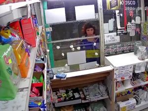 El ladrón del "fernandito": se quería llevar la bebida sin pagar y rompió el vidrio ante la negativa de la cajera