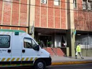 Apedrearon un micro con niños y uno tiene una grave lesión en los ojos