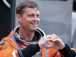 Nombran un cráter lunar en honor a la difunta esposa del comandante de Artemis II