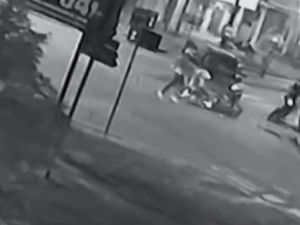 Dobló, chocó y mató: mientras la víctima agonizaba, le robaron las pertenencias