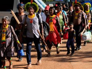 Brasil: Pueblos originarios llegaron a Brasilia en reclamo por tierras