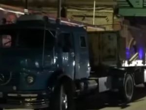 Un camión quedó trabado en un puente ferroviario y volcó su carga obstruyendo el tránsito