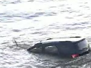 Pescadores rescataron a una mujer y a su hija tras caerse una camioneta al río