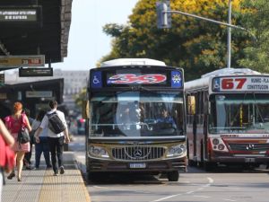 El Gobierno sostiene que este miércoles depositará los subsidios a las empresas de colectivos