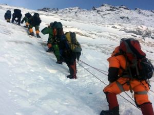 Estafa millonaria en el Everest: guías habrían usado bicarbonato para simular mal de altura y cobrar seguros