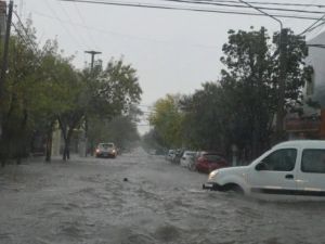 Inundaciones en Santa Rosa: cayeron 90 milímetros y pidieron a los vecinos resguardarse en sus hogares