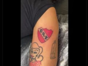 Marilina Bertoldi se tatuó un escudo de Independiente por error: “Es lo más estúpido que hice”