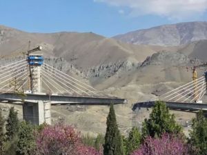 EE.UU. derrumbó el puente más grande de Irán: Trump pide un acuerdo "antes de que sea demasiado tarde"