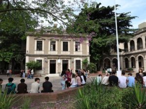 Amenazas en escuelas: la Policía de la Ciudad secuestró un revólver, una réplica de arma, una navaja y dispositivos electrónicos