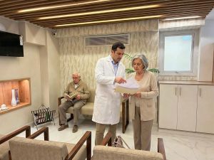 Nuevo concepto en gerontología: crean consultorios integrales para acompañar a las personas mayores con una atención geriátrica global y externalizada