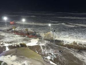 El potente ciclón extratropical devasta la Costa bonaerense con olas de siete metros