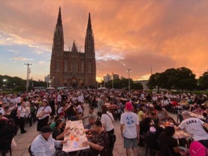 “Ninguna familia sin Navidad“: militantes de Grabois organizaron cenas multitudinarias en plazas del país