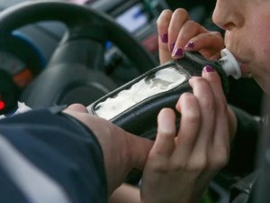 Un conductor estaba tan borracho que saturó el alcoholímetro durante un control vial en la Ruta 226