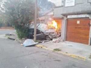 Escapaba, atropelló una ciclista, chocó y se incendió el auto