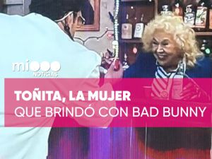 La historia de Toñita, la mujer que brindó con Bad Bunny en el Super Bowl