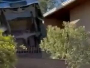 Comodoro Rivadavia: Una camioneta se despistó y quedó colgada de la reja de una casa