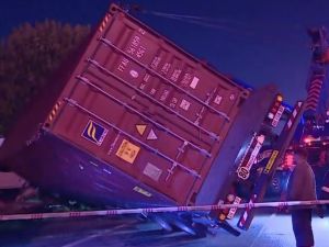 Volcó un camión tras chocar con dos autos en la Panamericana: hay un herido