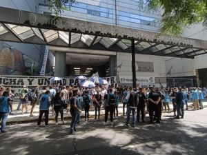 En protesta por los despidos, trabajadores de Fate cortaron el Metrobus y fueron desalojados
