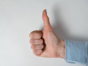 Estudio revela que los gestos pesan más que las palabras a la hora de sentirse aceptado o rechazado en el diálogo