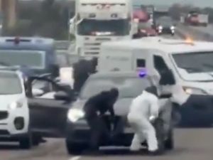 Golpe comando a un camión blindado en Italia: explosiones, tiroteo y dos detenidos