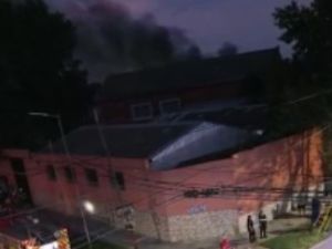 Incendio en una fábrica textil de Valentín Alsina: extinguen el fuego y sigue el corte