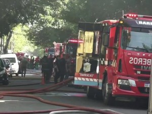 Incendio en un conventillo de La Boca: hay cuatro heridos y decenas de evacuados