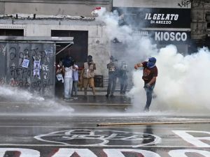 Incidentes en el Congreso por la reforma laboral: protocolo antipiquetes, camión hidrante y gases lacrimógenos