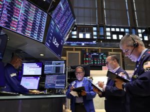 Las bolsas globales operan en rojo tras la disparada del petróleo por encima de los US$100