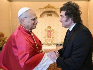 Javier Milei invitó al papa León XIV para que visite la Argentina