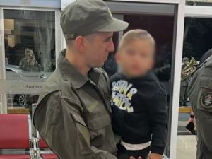 Nahuel Gallo llegó a Argentina y fue recibido por su esposa e hijo