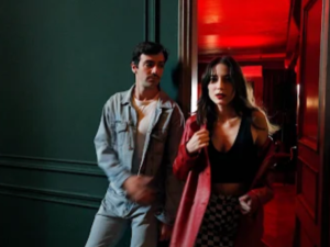 "La noche dos veces" explora el espacio laberíntico entre el hogar y el exterior en la Guerra de Malvinas