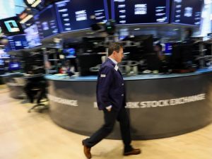 Mercados: el riesgo país volvió a subir y las acciones se hundieron hasta un 8% en Wall Street