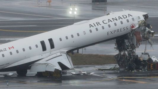 Así fue el choque entre un avión de Air Canadá y una autobomba en el aeropuerto de Nueva York