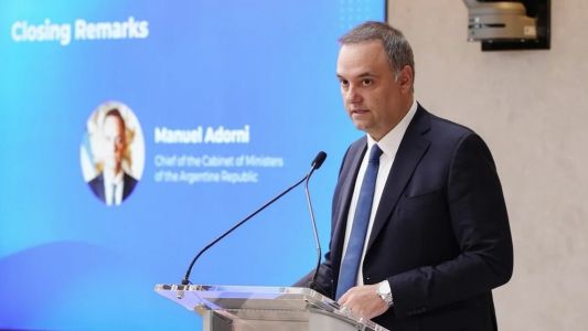 Ordenan levantar el secreto fiscal y bancario para saber quién pagó los viajes de Adorni