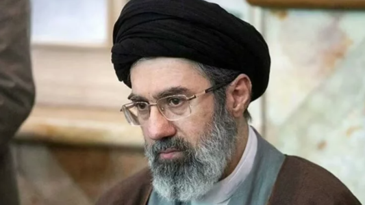 Jamenei pidió mantener cerrado el estrecho de Ormuz y priorizó la venganza