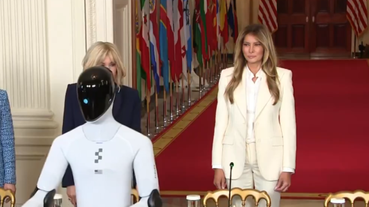 Melania Trump llegó a un evento de la Casa Blanca acompañada de un robot humanoide