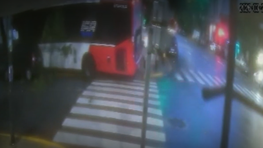 Constitución: Un patrullero se incrustó en una pizzería tras chocar con un colectivo