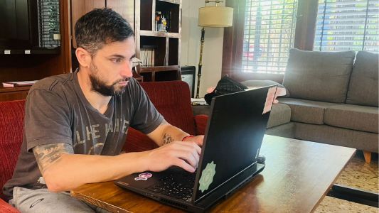 Abrió un estudio jurídico y con el espantoso caso de su primera clienta, escribió una novela