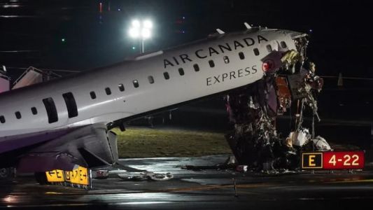 Un avión de Air Canada chocó con un vehículo en el aeropuerto de Nueva York