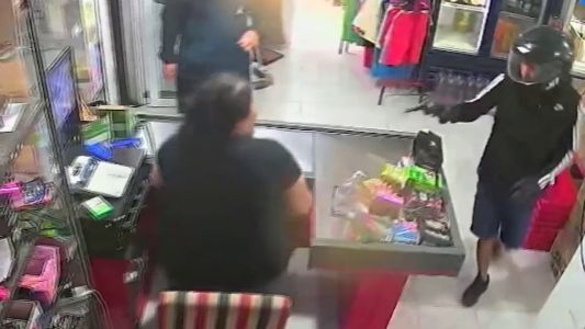 Delincuentes amenazaron de muerte a la empleada de un almacén: ella los echó a los gritos