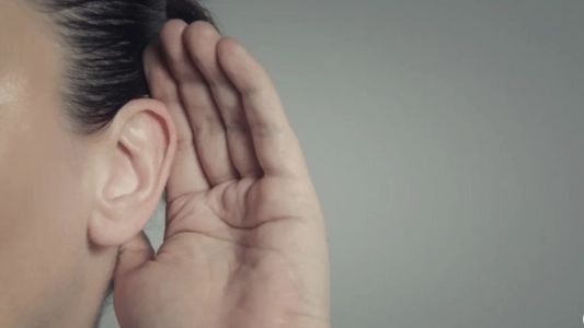 Cómo la hiperconectividad afecta la audición: 1 de cada 4 jóvenes está en riesgo de pérdida auditiva irreversible