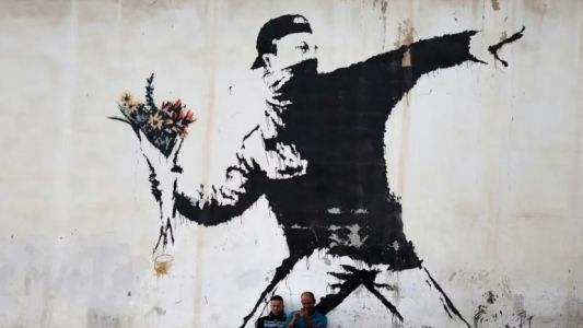 Afirman que descubrieron la identidad de Banksy, el artista que convirtió el anonimato en obra