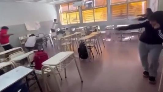 Alumnos prendieron bengalas dentro de un aula