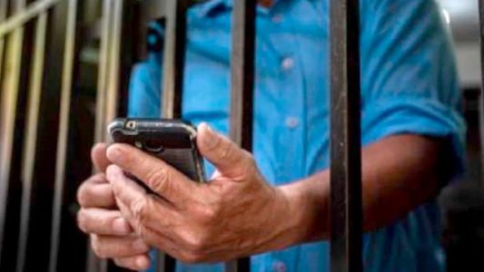 La Libertad Avanza propone prohibir celulares en cárceles para frenar delitos desde los penales