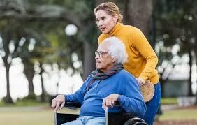 Empresarios y movimientos populares se unen para cuidar a adultos mayores