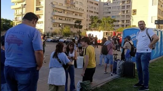 Evacúan a los habitantes del complejo de viviendas de Parque Patricios por un posible colapso