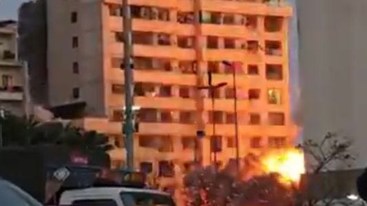 El momento en el que un edificio en Beirut se derrumba tras un ataque aéreo israelí