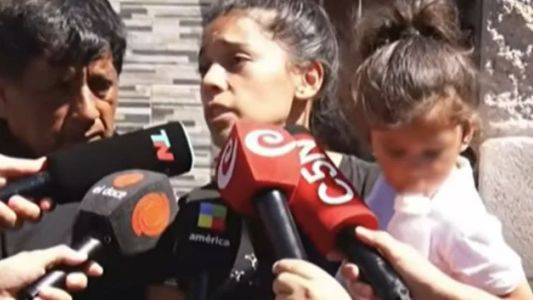 La mamá de E. aseguró que a su hija se la llevaron porque “tenía el body al revés y mal puesto”