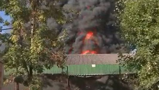 Impactante incendio en un depósito de pinturas en Francisco Álvarez: 25 dotaciones de bomberos participan en el operativo