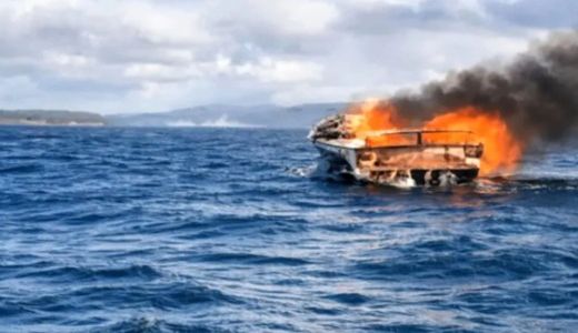 Una lancha se incendió en medio del Lago Nahuel Huapi y el único tripulante se salvó al tirarse al agua